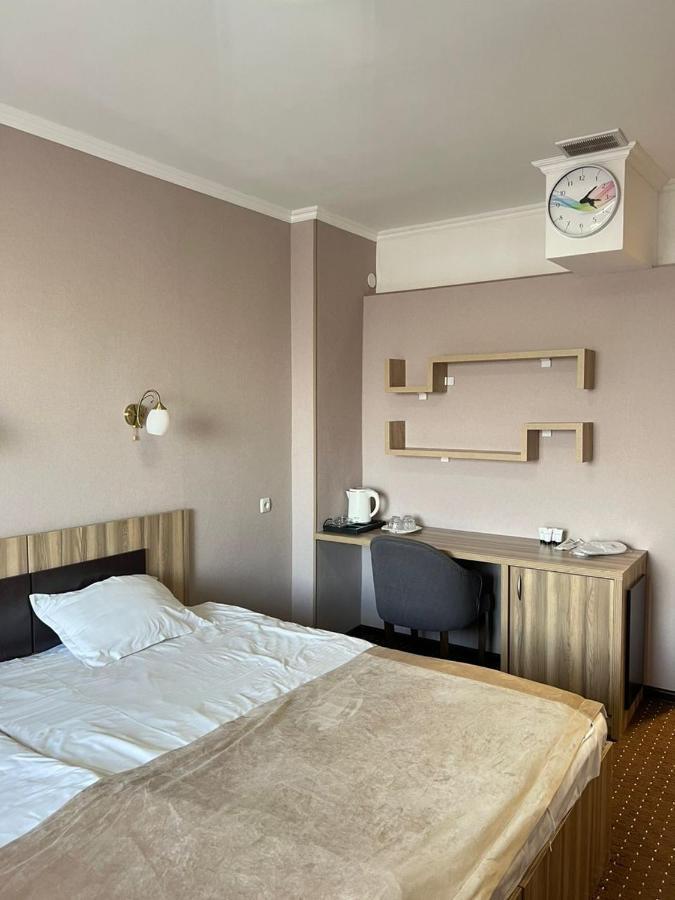 Seven Hotel Bishkek Exteriör bild